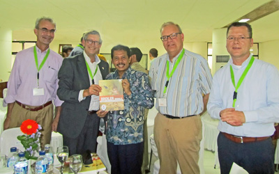 Jan Wolleswinkel overhandigt het nieuwe boek “Broiler signals” aan Dr. Arief Daryanto van Bogor University