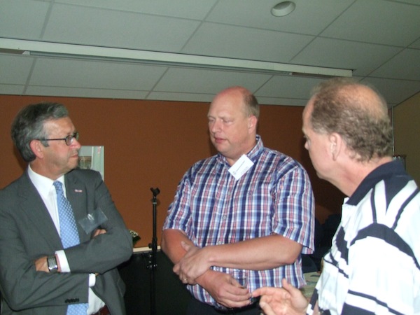 Wytse van de Meer (midden) in gesprek met Jan Wolleswinkel en Peter Wijnen van Pluimveepraktijk de Achterhoek