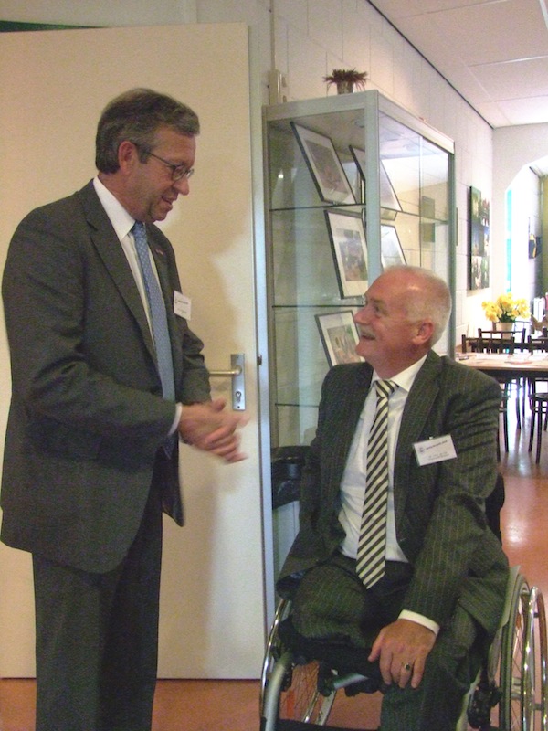 Jan Wolleswinkel heet de burgemeester van Barneveld Dr. J.W.A van Dijk welkom bij zijn eerste kennismaking met het DPC 